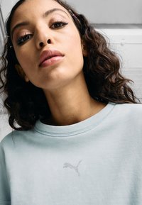 Puma DARE TO GYM RELAXED WASHED CREW - Sudadera - frosted dew