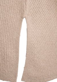 Beežist kootud kangas tekstureeritud soonikkoes mustriga. Omab lõhestatud ääreosa, mis täiustab disaini avatud siluetiga. Pehme ja hubane välimus.