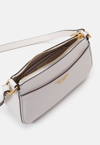 kate spade new york BLEECKER SAFFIANO SMALL CROSSBODY - Borsa a tracolla - cream