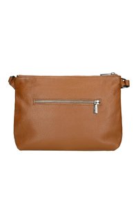 Borsa a tracolla in pelle marrone con superficie textured, chiusura a zip e tasca esterna. Presenta accessori in argento e un design minimalista.