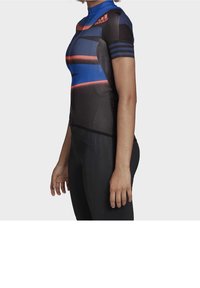 Cyklistický dres s krátkým rukávem černé barvy s modrými a oranžovými vodorovnými pruhy. Vyrobeno z elastického materiálu s zipovým uzávěrem a reflexními akcenty.