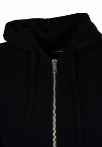 Sudadera con cremallera negra y capucha ajustable, con cremallera metálica y tela texturizada. Diseño simple sin patrones ni acentos.