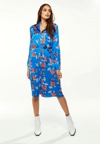 Liquorish FLORAL PRINT IN BRIGHT - Shirt dress - blue