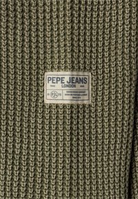 Nerti alyvuogių žalios spalvos audinys su tekstūruotu raštu. Į audinį yra įsiūtas etiketė, kurioje yra užrašas "PEPE JEANS LONDON" ir kita informacija.