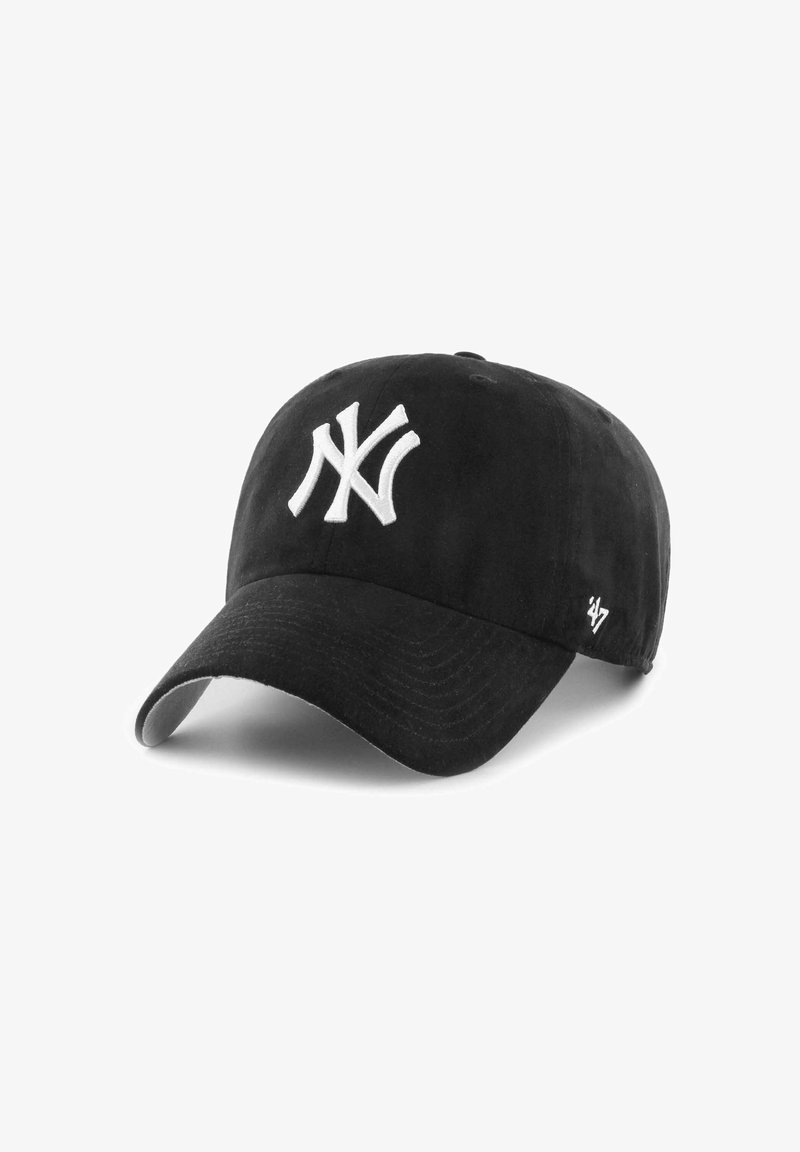Casquette de baseball noire avec logo blanc entrelacé NY à l'avant et petit logo de la marque '47 sur le côté.