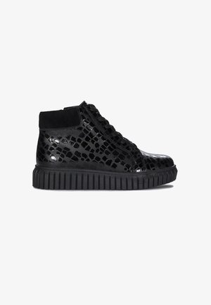 Czarne sneakersy za kostkę z błyszczącym, teksturowanym wzorem przypominającym skórę węża, zamszowymi akcentami i grubą, żłobioną gumową podeszwą.