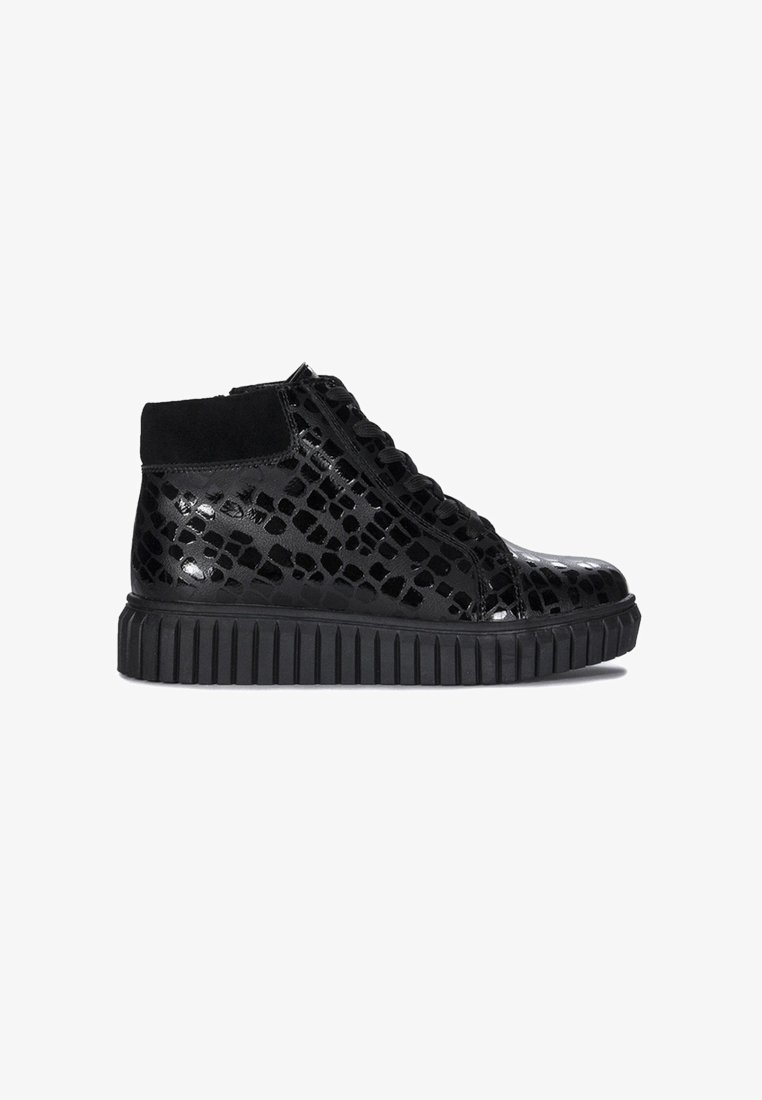 Czarne sneakersy za kostkę z błyszczącym, teksturowanym wzorem przypominającym skórę węża, zamszowymi akcentami i grubą, żłobioną gumową podeszwą.