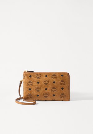 Portafoglio imbottito marrone con motivo a logo MCM nero. Presenta una chiusura con zip, un cinturino da polso e una texture liscia. Design rettangolare compatto.
