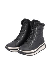 Botas de media caña negras de cuero, con un cuello forrado de pelaje, cordones en la parte delantera y una suela a rayas blancas y negras para mayor tracción.