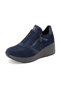 Scarpe slip-on di colore blu navy con tomaia in tessuto testurizzato, colletto imbottito, dettaglio con zip in metallo e suola in gomma a basso wedge.