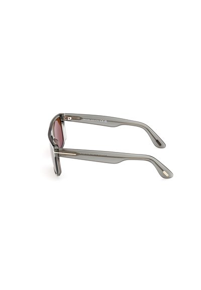 Ochelari de soare gri cu un design elegant și unghiular, având lentile colorate și brațe texturate. Accentele aurii notabile împodobesc rama.
