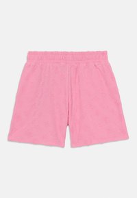 Shorts roses avec un motif floral texturé, taille élastique et coupe ample. Fabriqués en tissu doux, adaptés pour une tenue décontractée.