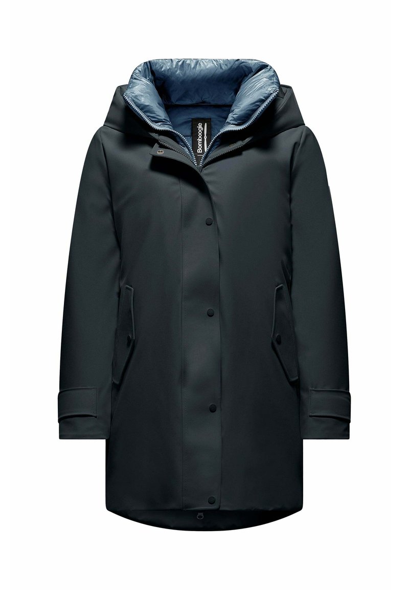 Parka nera impermeabile con fodera interna blu, dotata di cappuccio, bottoni a pressione e tasche laterali. Texture liscia, design di lunghezza media.
