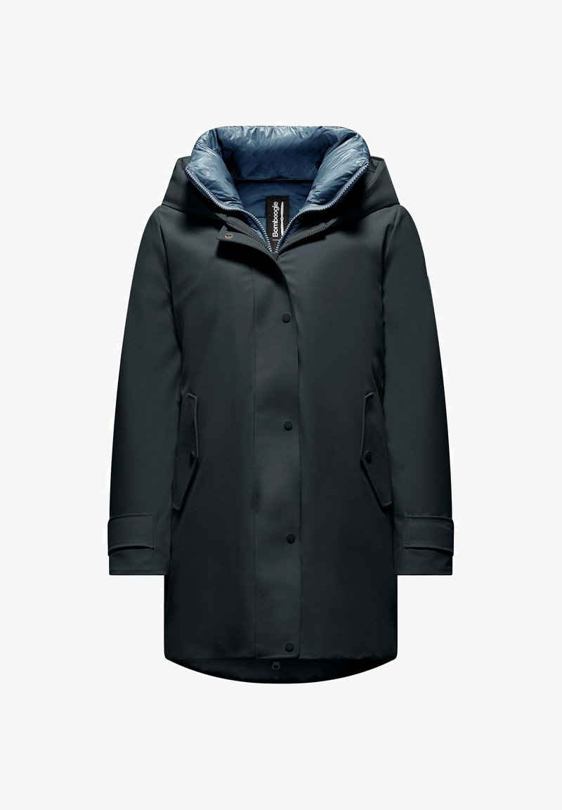 Czarna wodoodporna parka z niebieską podszewką, z kapturem, zatrzaskami i bocznymi kieszeniami. Gładka tekstura, średniej długości.