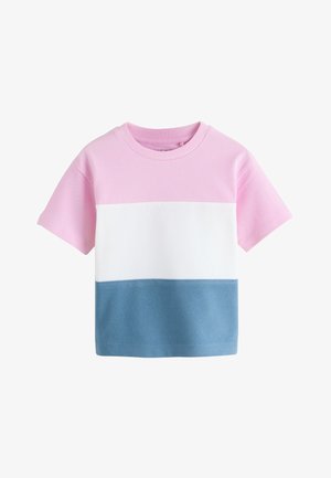 T-shirt i kortærmet bomuld med lyserød øvre, hvid midterstykke og blå nederste farveblokke, vist på en hvid baggrund.
