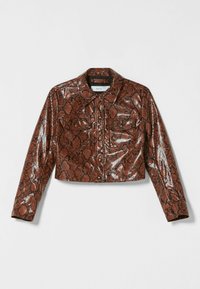 Veste coupée en simili serpent brun fabriquée dans un matériau brillant. Dotée d'un col classique, d'une fermeture à boutons et de deux poches poitrine.