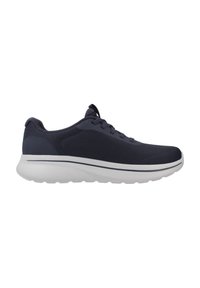 Chaussure de sport en mesh bleu marine avec une semelle blanche arrondie, des lacets plats et un rembourrage minimal sur la languette, présentant une surface texturée.