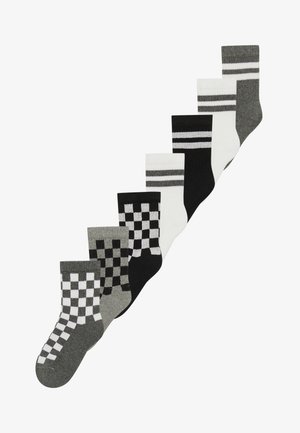 Ensemble de sept paires de chaussettes de différentes couleurs : gris, noir et blanc. Comprend des motifs à carreaux et rayés, fabriquées en maille douce.
