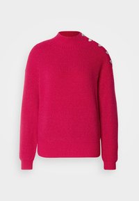 Pull en maille côtelée rose vif avec col montant et boutons décoratifs en forme de cœur argenté le long de la couture de l'épaule gauche.