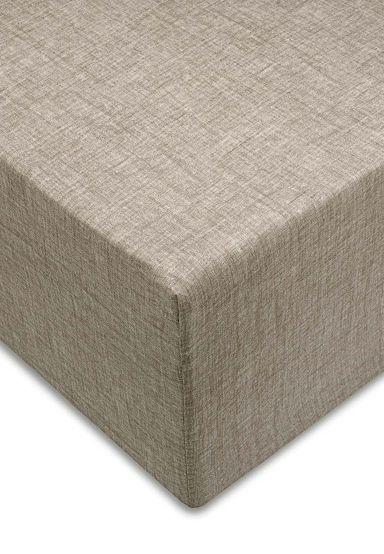 Šedý matrac z látky s texturovaným povrchem a obdélníkovým tvarem. Čisté hrany s minimalistickým designem, vhodný pro různé styly postelí.