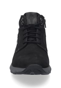 Czarne zamszowe botki za kostkę z okrągłym noskiem, wiązanym fasonem i kontrastowym przeszyciem. Zawierają zamek błyskawiczny po boku.