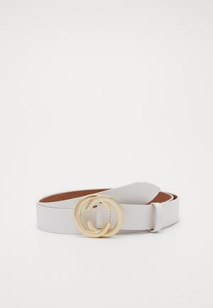 Curea albă din piele cu o cataramă circulară aurie. Curea are o finisare netedă și un design elegant, minimalist, potrivit pentru diverse ținute.