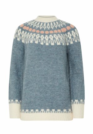 Suéter de lana azul claro con un cuello y dobladillo de color crema con canalé, que presenta un canesú con un patrón en blanco y rosa suave, creando una textura acogedora.