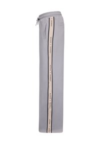 Grijze sportbroek met een rechte pasvorm, elastische tailleband, zijzakken en een decoratieve streep met de tekst "RETLOUR X PERFORMANCE."