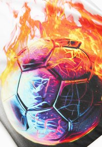 Next ALL OVER SHORT SLEEVE STANDARD - Triko s potiskem - white football flames
