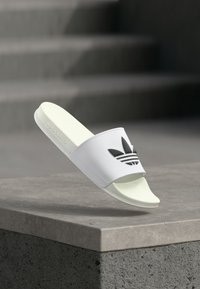 Ei valittu, footwear white/core black