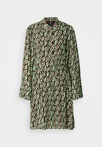 Cappotto con motivo a foglie marroni e verdi, maniche lunghe, colletto e vita cintrata. Realizzato in tessuto leggero con un design fluido.
