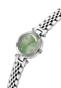 Ceas de mână din metal argintiu cu un cadran verde, numere romane din aur rose, marcaje orare din cristal și brățară cu lanț.