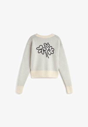 Grå cropped sweater med cremefarvede ribkantede manchetter og kant. Har et sort blomsterdesign på bagsiden. Blød tekstur og afslappet pasform.