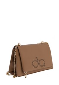 Bolso de mano texturizado en tono canela con correa de cadena dorada. Presenta el logo perforado "da" y un bolsillo con cremallera. Forma rectangular con diseño estructurado.