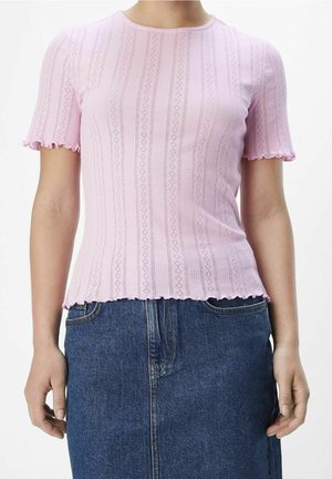 Top de punto en rosa claro con mangas cortas de volantes, con rayas verticales y pequeños patrones de diamantes en toda su superficie. Silueta ajustada.