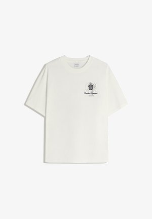 Weißes Baumwoll-T-Shirt mit kurzen Ärmeln, das auf der linken Brust einen schwarzen grafischen Aufdruck mit Text- und Emblemdetails zeigt.