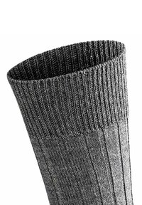 Calcetín gris acanalado con un diseño de punto texturizado, puño doblado y rayas verticales, hecho de una tela suave adecuada para la comodidad.