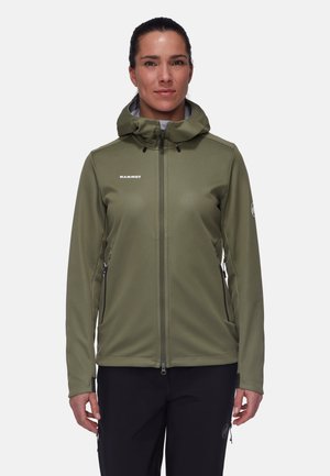 Olijfgroene softshell jas met een getailleerd ontwerp, verstelbare capuchon, rits aan de voorkant en zijzakken. Heeft een logo op de borst en de mouw.
