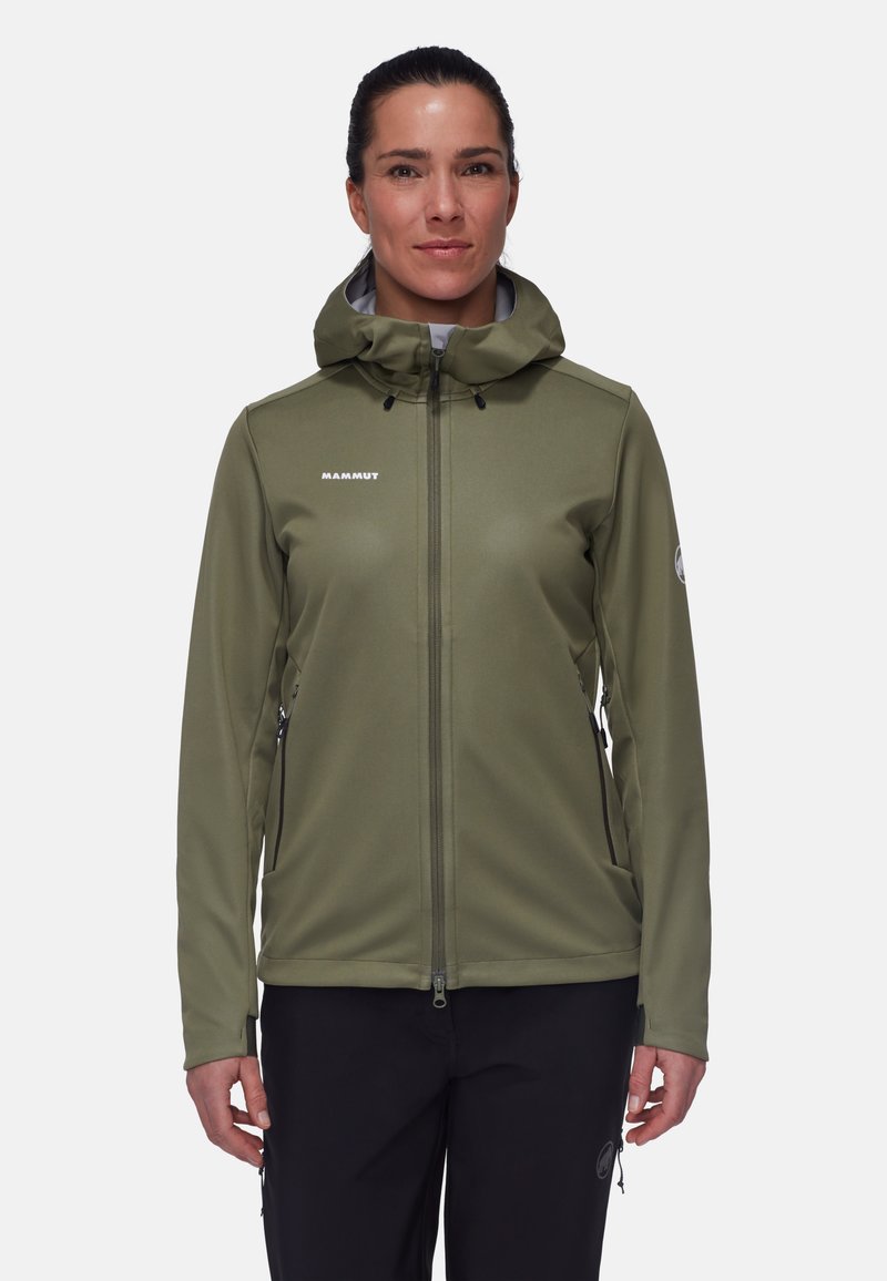 Olivegrüne Softshell-Jacke mit tailliertem Design, verstellbarer Kapuze, Frontreißverschluss und Seitentaschen. Mit Logo auf der Brust und am Ärmel.