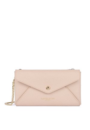 Pochette en cuir beige texturé avec fermeture à bouton doré et bandoulière chaîne, style enveloppe rectangulaire avec nom de marque subtilement embossé.