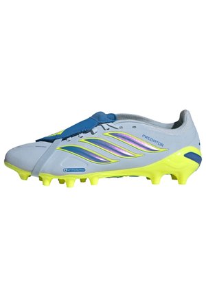 Scarpa da calcio con tomaia bianca, strisce blu iridescente bordate di giallo, protezione della lingua blu e suola giallo brillante con tacchetti per erba artificiale.