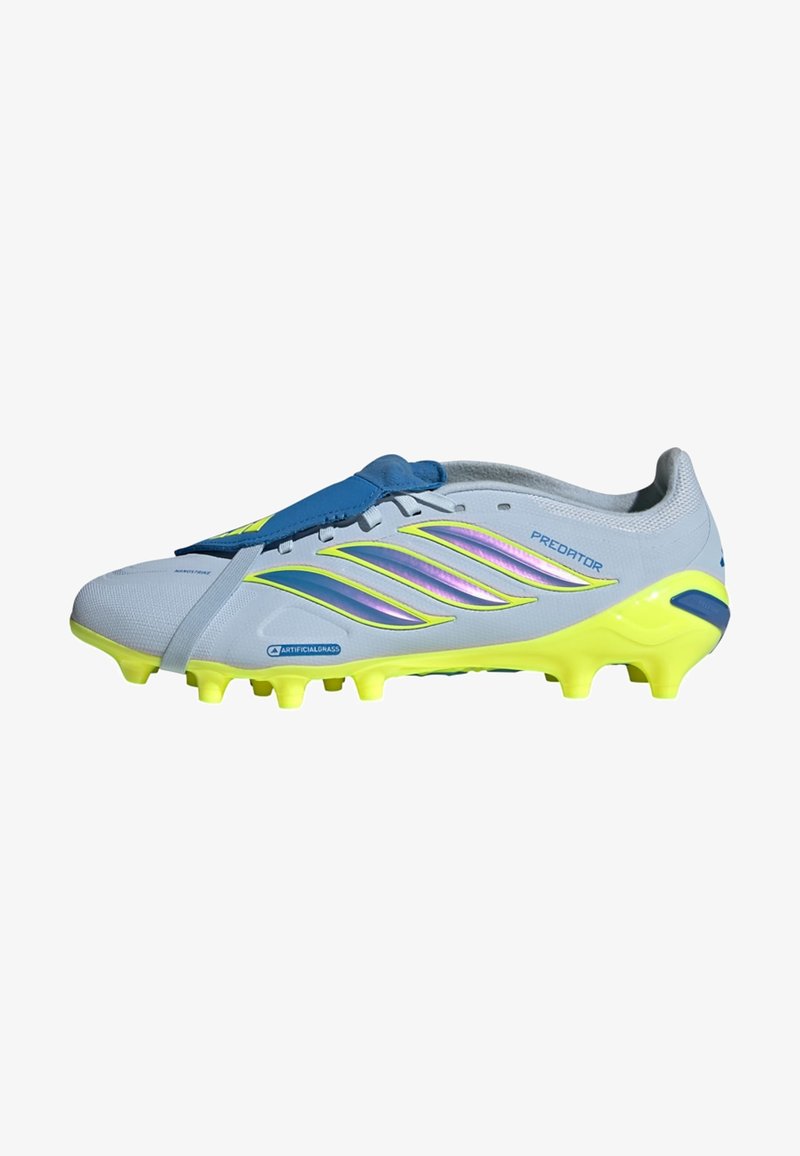 Chaussure de football à tige blanche, rayures bleu irisé soulignées de jaune, garde-langue bleu, et semelle jaune vif avec crampons pour gazon synthétique.