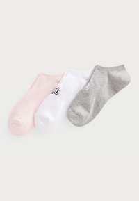 Três pares de meias de cano baixo nas cores rosa claro, branco e cinza. Cada meia apresenta uma textura suave com um logotipo discreto no par branco.