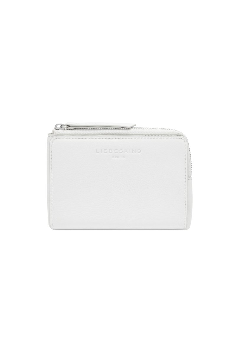 Biała skórzana portmonetka z zamkiem błyskawicznym, gładka w dotyku, z wytłoczonym logo "LIEBESKIND BERLIN" z przodu. Prostokątny kształt.