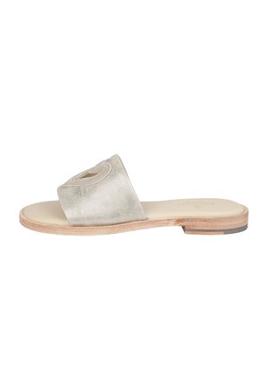 Infradito con cinturino in pelle metallica argento e design a intaglio, soletta in pelle beige e suola in legno chiaro con un piccolo accentuato.