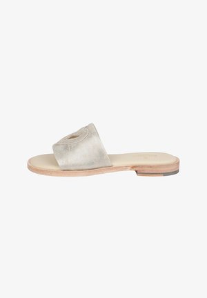 Slide sandal med en metallisk sølv læderrem med udskæringsdesign, beige læderindlæg og en lys træsål med en lille accent.