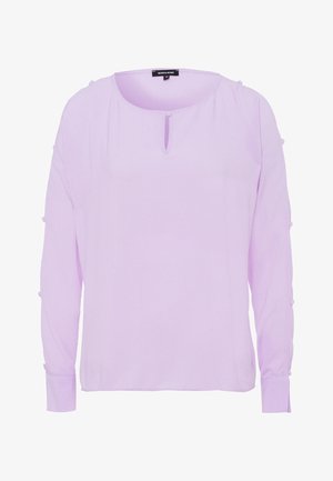 Vaaleanlila pitkähihaista paitaa, jossa on pyöreä pääntie ja avainaukko etupuolella. Hihoissa nappikiinnityksiä. Sujuva pinta.