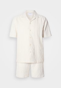 Atlasīts, pearl white