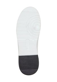 Podeszwa buta z teksturowanej białej gumy i czarną wzorzystą sekcją. Posiada okrągłe i liniowe rowki dla lepszej przyczepności i trakcji.