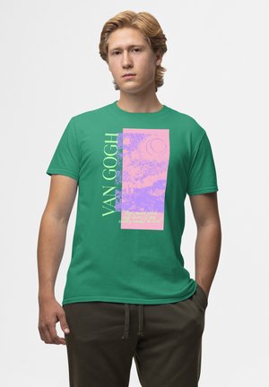 Grünes Baumwoll-T-Shirt mit einem Grafikdesign in Pink- und Lilatönen, dem Schriftzug "VAN GOGH" und einer Illustration eines sternenklaren Himmels.